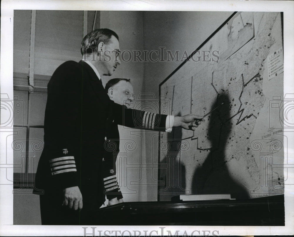 1943 Press Photo Joseph Mountain, J. Hoskins discuss communicable disease
