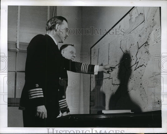 1943 Press Photo Joseph Mountain, J. Hoskins discuss communicable disease