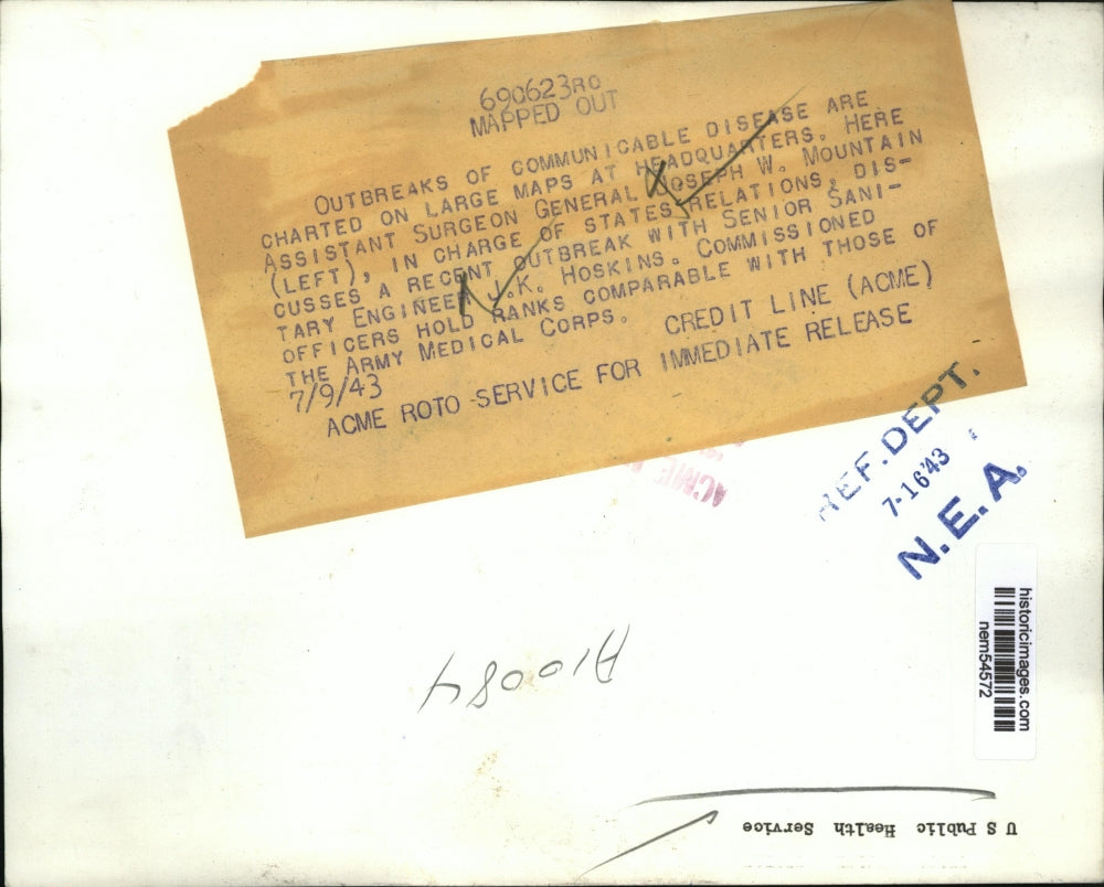 1943 Press Photo Joseph Mountain, J. Hoskins discuss communicable disease