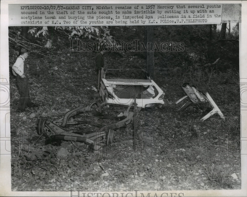 1957 Press Photo Kansas City Policemen inspect the remains of a stollen Mercury
