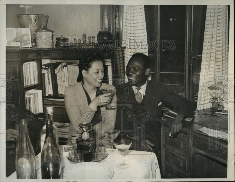 Load image into Gallery viewer, 1939 Press Photo Mlle Xuan Madeselaire and a friend at Paris Cocktail Party
