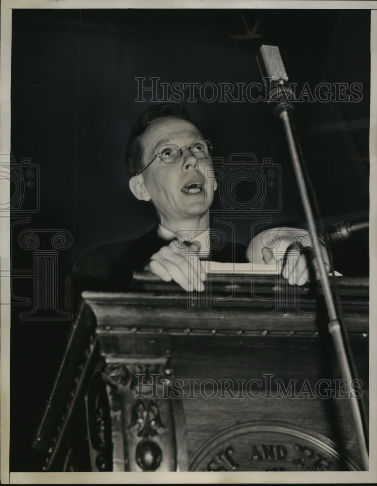 1939 Press Photo Communist Tutor Granville Hicks in debate with Priest