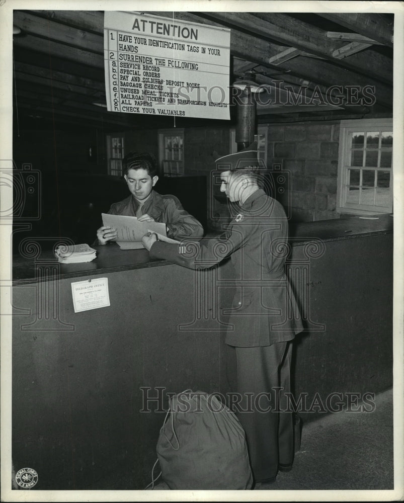 1945 Press Photo Sgt Freund's Records Scrutinized by Pfc Leonard Gittler