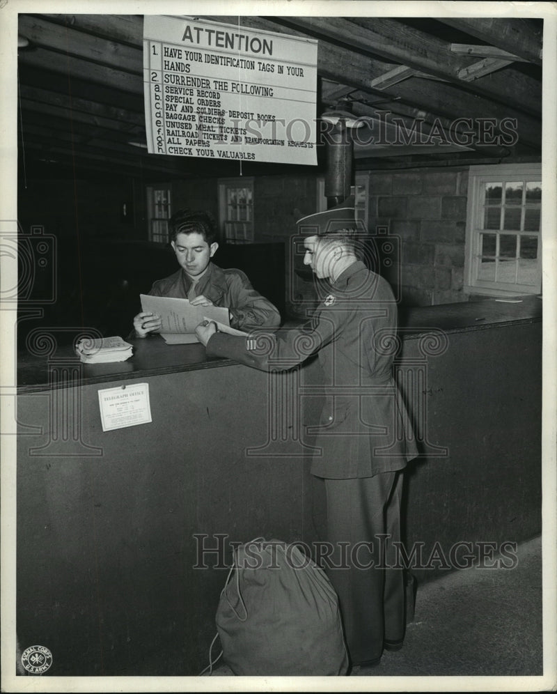 Load image into Gallery viewer, 1945 Press Photo Sgt Freund's Records Scrutinized by Pfc Leonard Gittler
