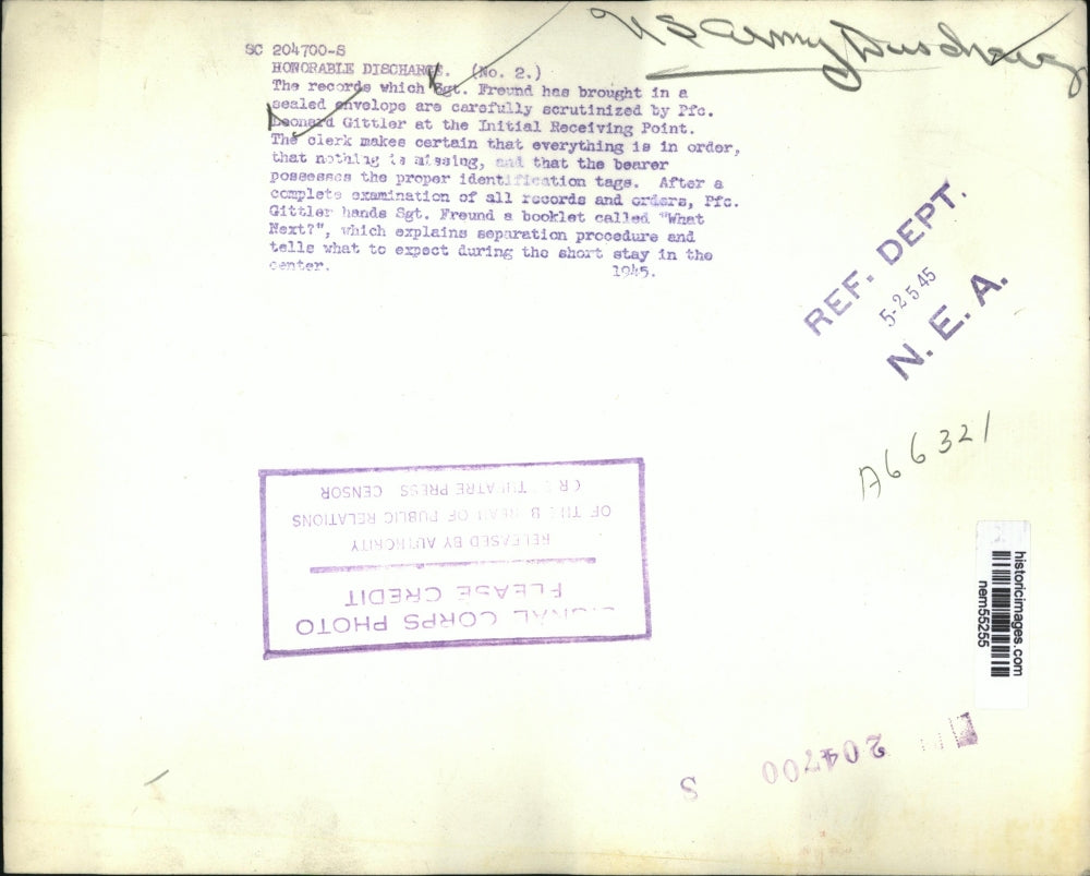 1945 Press Photo Sgt Freund's Records Scrutinized by Pfc Leonard Gittler