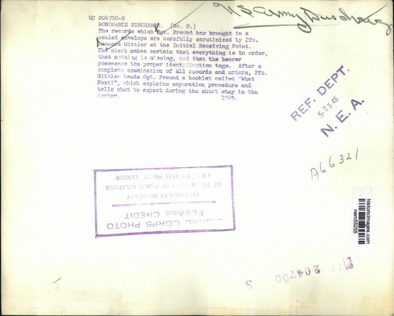 Load image into Gallery viewer, 1945 Press Photo Sgt Freund's Records Scrutinized by Pfc Leonard Gittler
