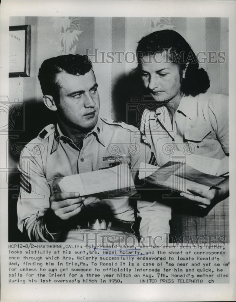 1953 Press Photo Ronald Stone looks at Hazel McCarty After She Finds His Dad