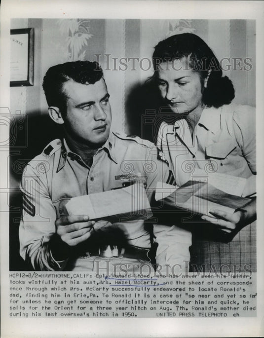 1953 Press Photo Ronald Stone looks at Hazel McCarty After She Finds His Dad