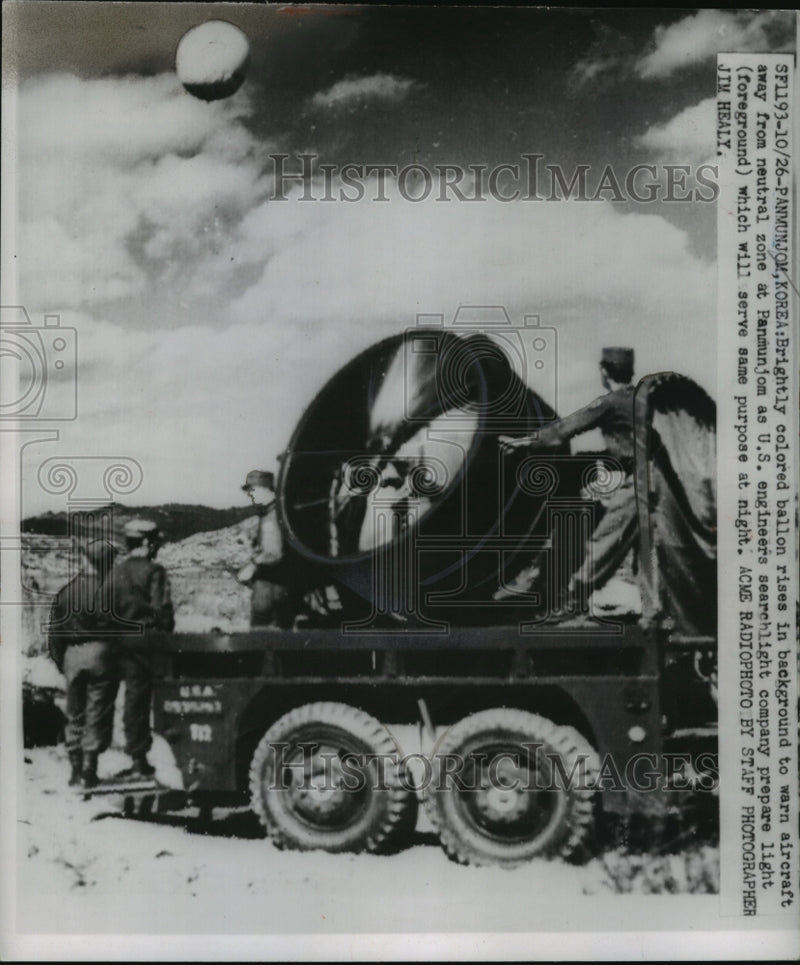 Load image into Gallery viewer, 1951 Press Photo U.S Engineers prepares searchlight at Panmunjom Korea
