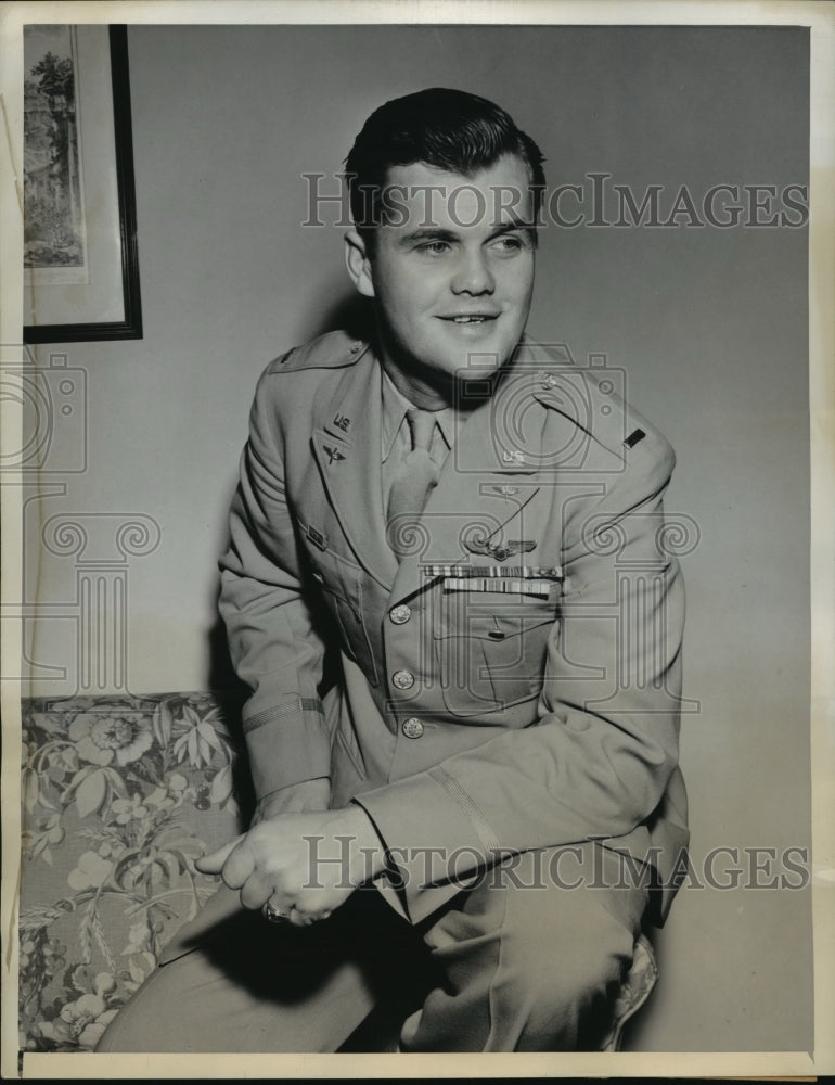 Load image into Gallery viewer, 1943 Press Photo Lieutenant William Crawford Jr.-hero of the Bismark Sea Battle
