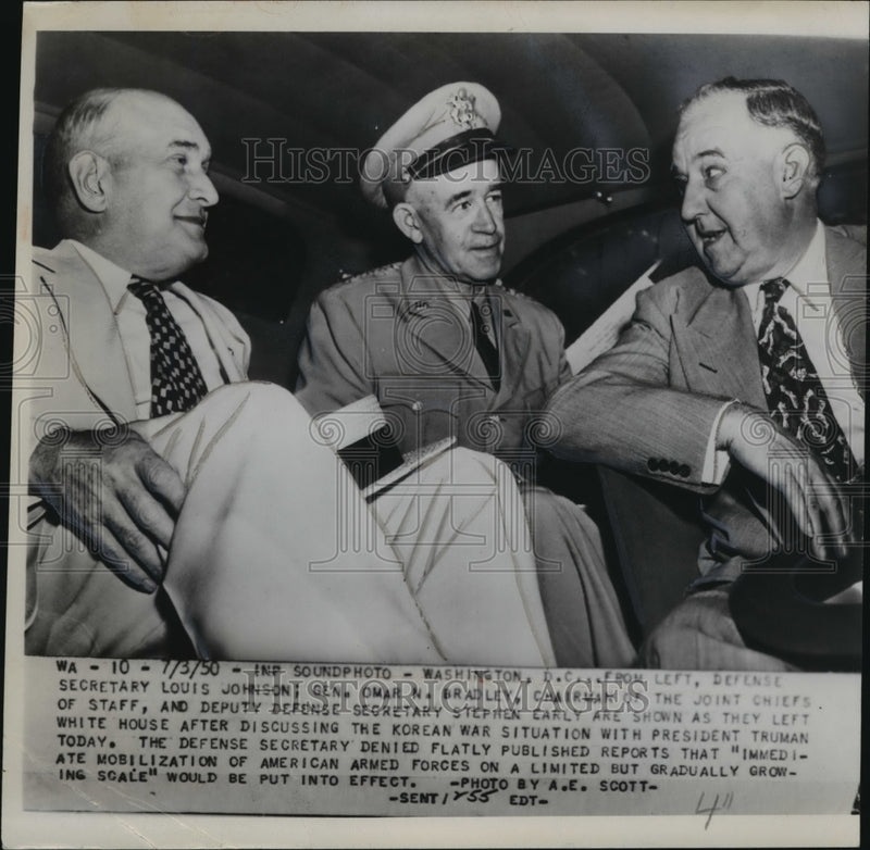 Load image into Gallery viewer, 1950 Press Photo American Armed Force officials discuss the Korean War situation
