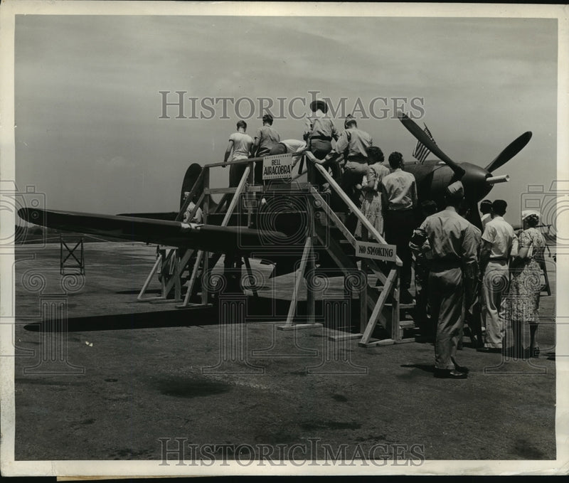 Load image into Gallery viewer, 1942 Press Photo Spectators inspecting the Tiny Air Cobra at Bowman Field Ky.
