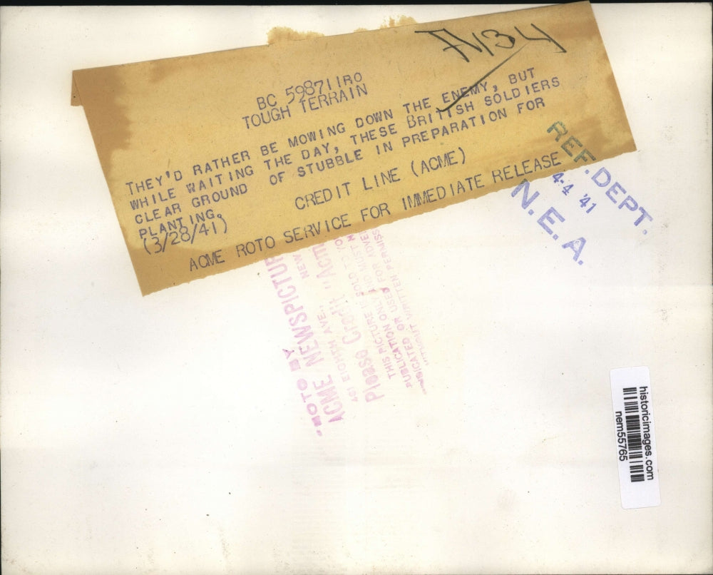 1941 Press Photo British soldiers clear the ground in preparation for planting