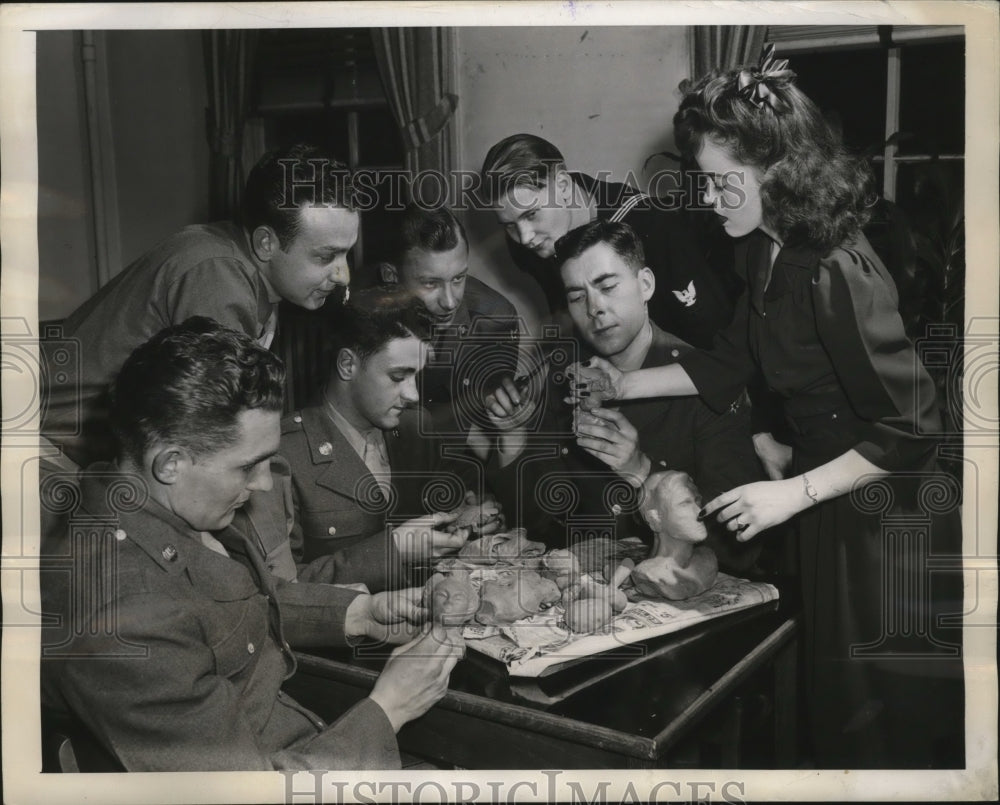 1944 Press Photo GIs & model Jackie teaching clay modeling at a meeting