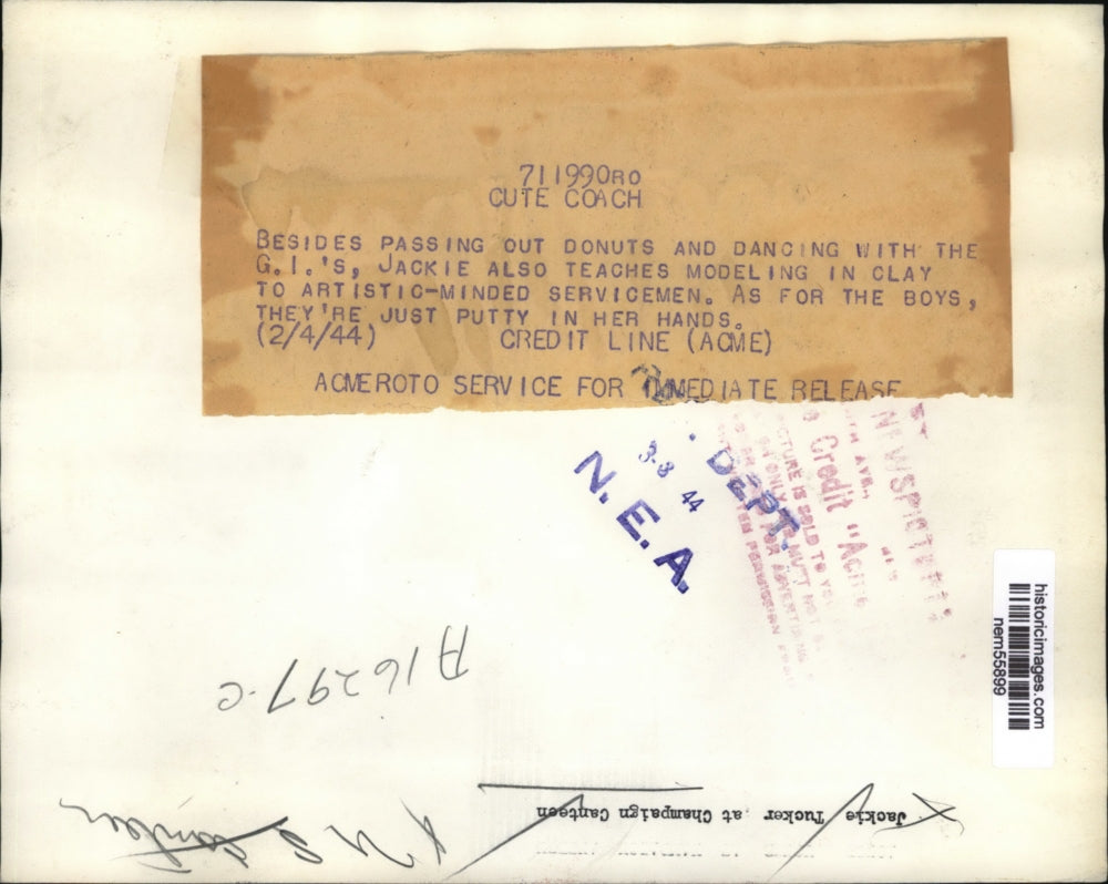 1944 Press Photo GIs & model Jackie teaching clay modeling at a meeting