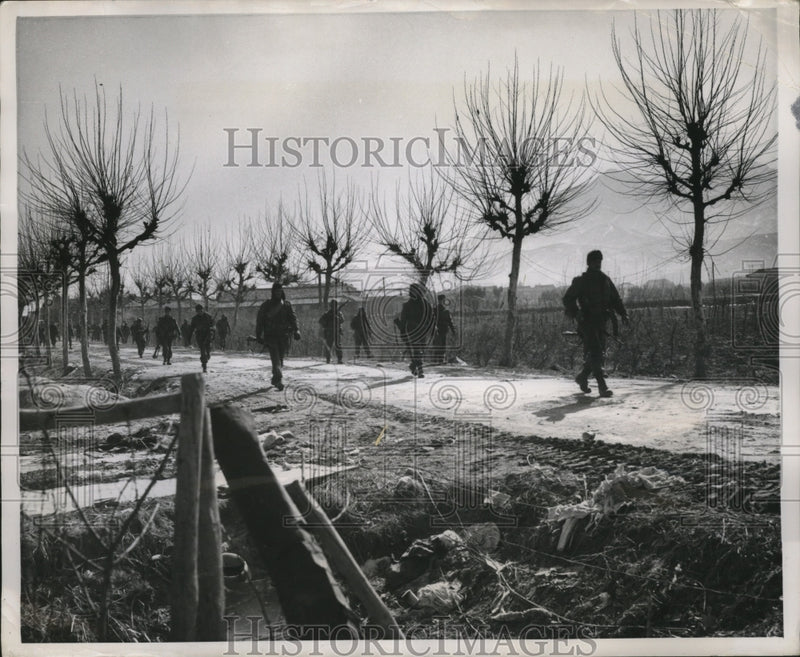 Load image into Gallery viewer, 1951 Press Photo US soldiers on the march to front line positions as sun rises
