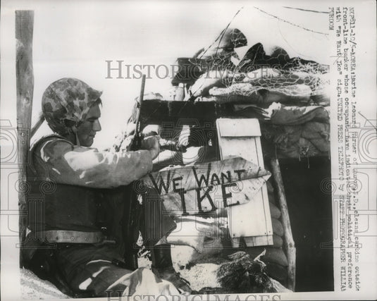 1952 Press Photo Marine Leonarrd Varner cleans his carbine in Korea camp