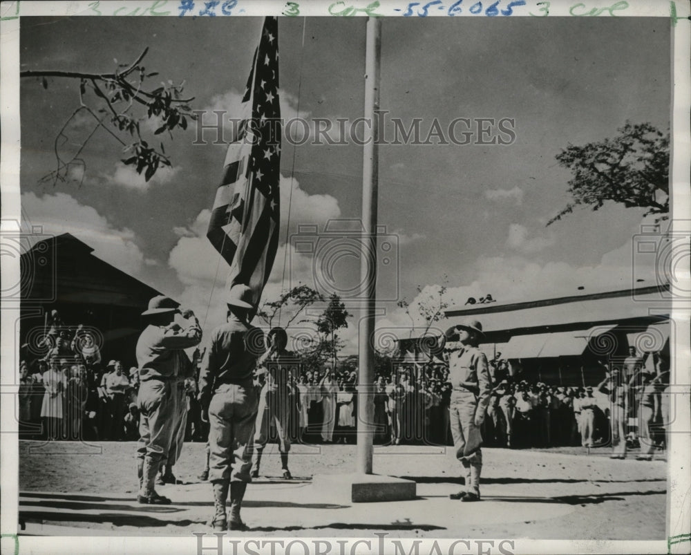 1942 Press Photo Col Earl Cranston Ewert Hoists Stars & Stripes for First Time