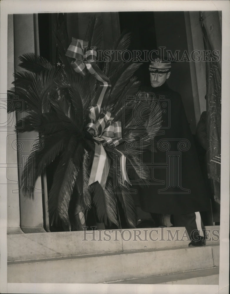 1941 Press Photo Col. Horace Smith lays down a wreath at Lincoln's Statue