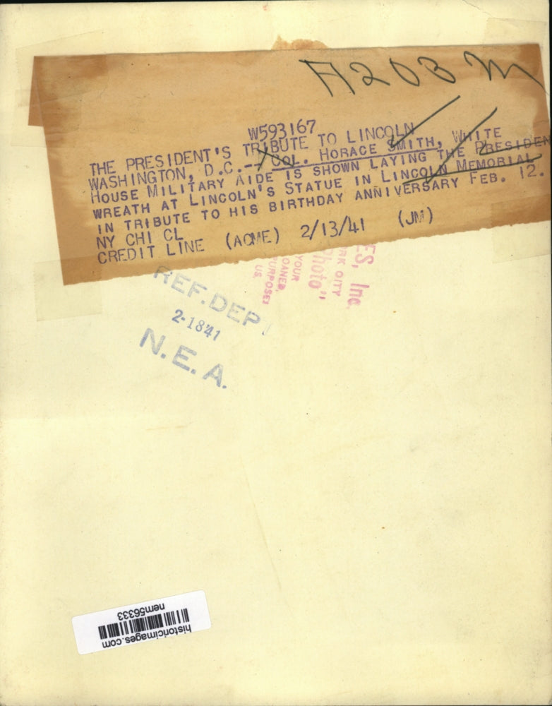 1941 Press Photo Col. Horace Smith lays down a wreath at Lincoln's Statue