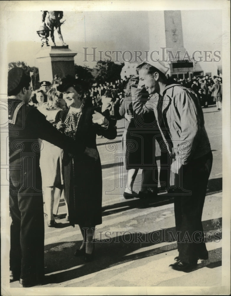 1944 Press Photo GI Joe dances with Lady Astor in Plymouth Engand - nem56372