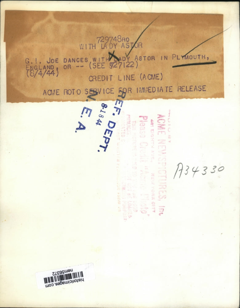 1944 Press Photo GI Joe dances with Lady Astor in Plymouth Engand - nem56372