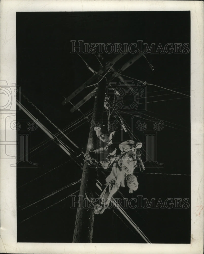 1945 Press Photo Carbine Part of Equipment of U.S. Army Signal Corps Repair Man