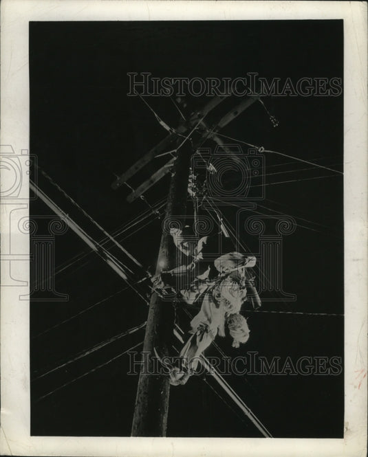 1945 Press Photo Carbine Part of Equipment of U.S. Army Signal Corps Repair Man