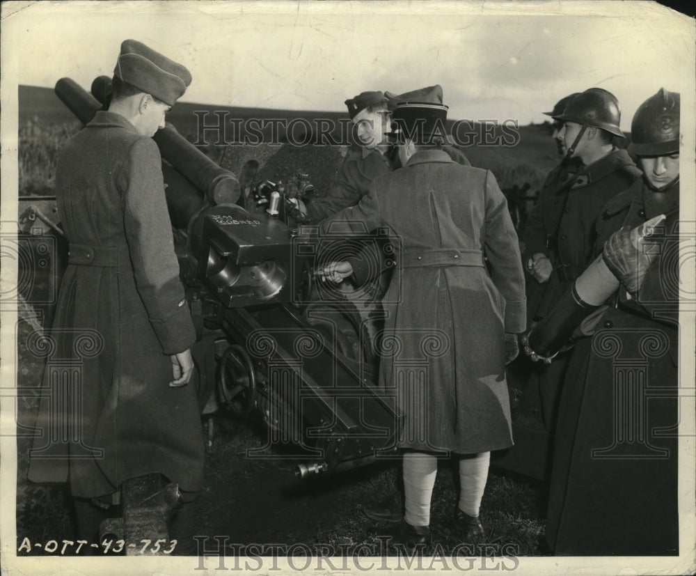 1943 Press Photo American Lieutenant Explains The Workings Of 105 mm To His Crew