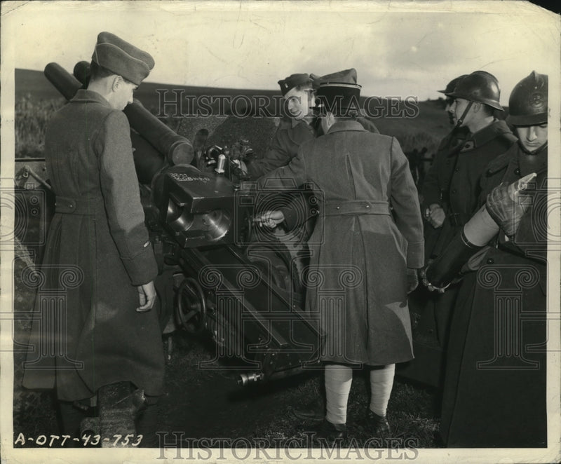 Load image into Gallery viewer, 1943 Press Photo American Lieutenant Explains The Workings Of 105 mm To His Crew
