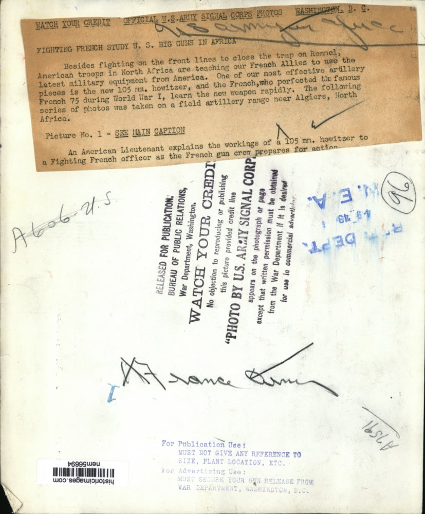 1943 Press Photo American Lieutenant Explains The Workings Of 105 mm To His Crew