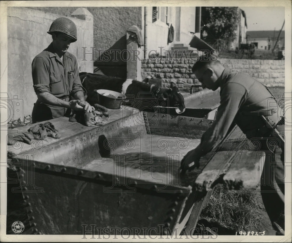 1944 Press Photo American GI's Do Their Laundry in a Horse Trough - nem56729