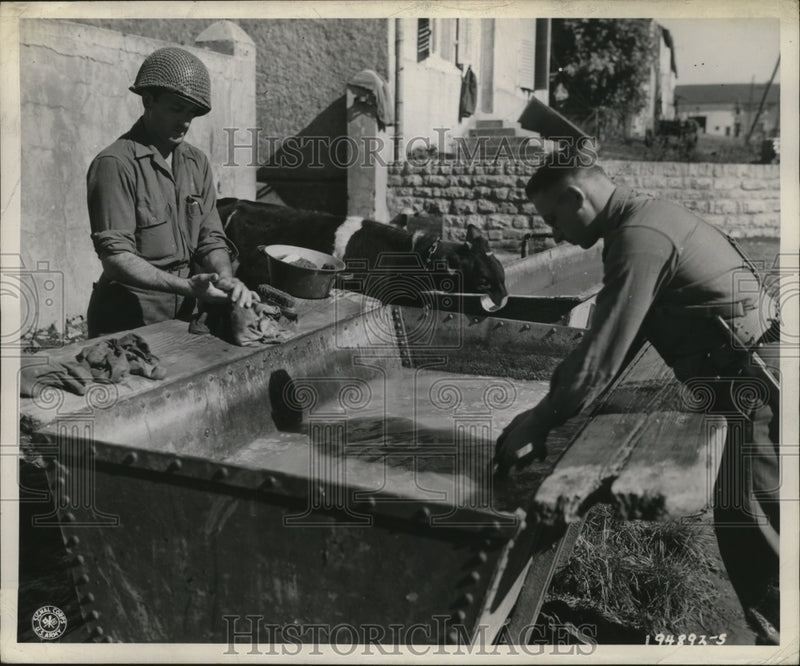 Load image into Gallery viewer, 1944 Press Photo American GI's Do Their Laundry in a Horse Trough - nem56729
