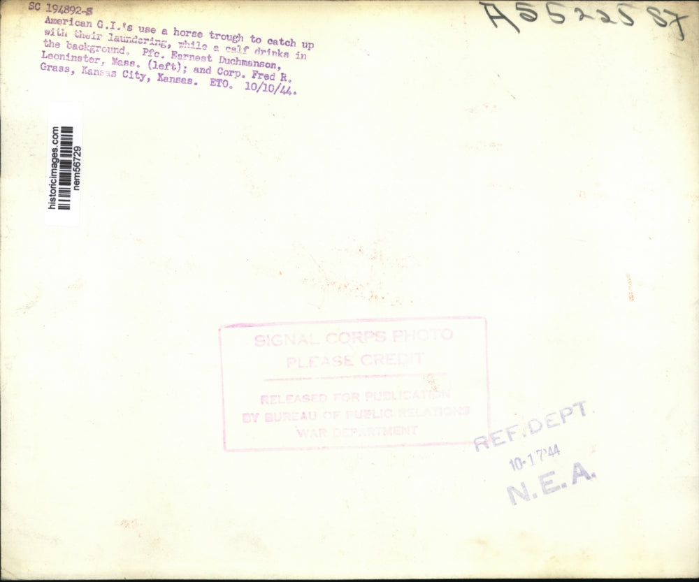 1944 Press Photo American GI's Do Their Laundry in a Horse Trough - nem56729