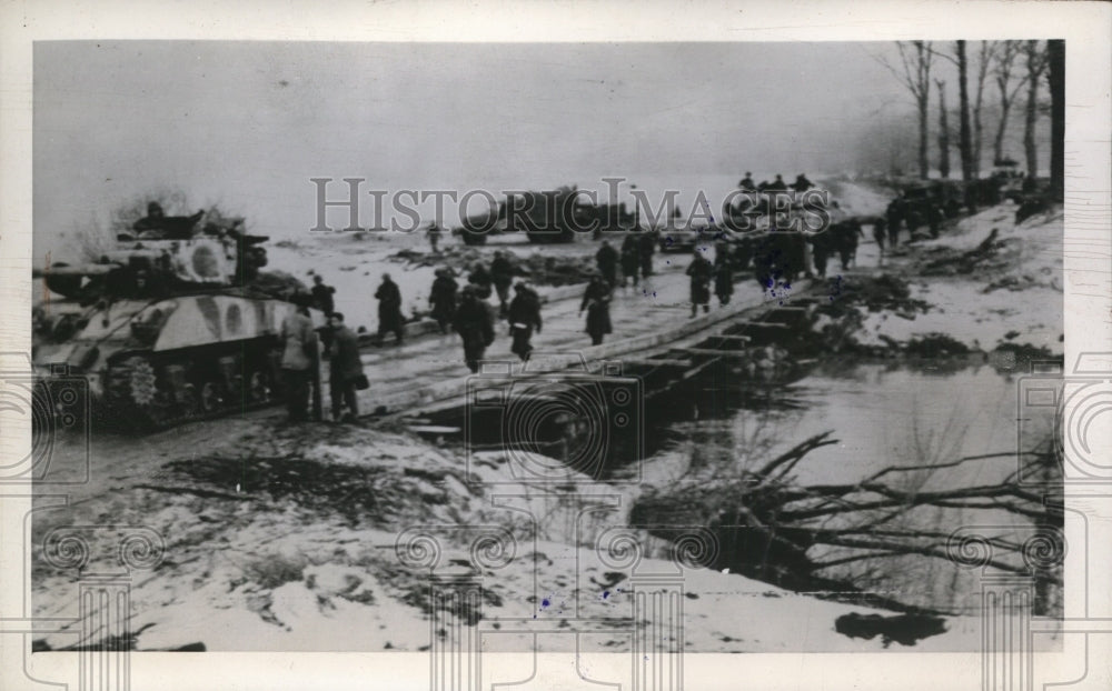 1945 Press Photo Allied Infantrymen & Supporting Tanks Battle Across Col-Mar