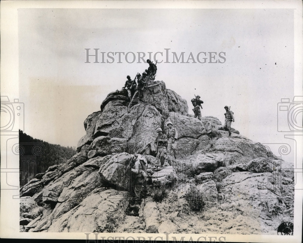 1944 Press Photo American Soldiers on top of the rocky mount during training