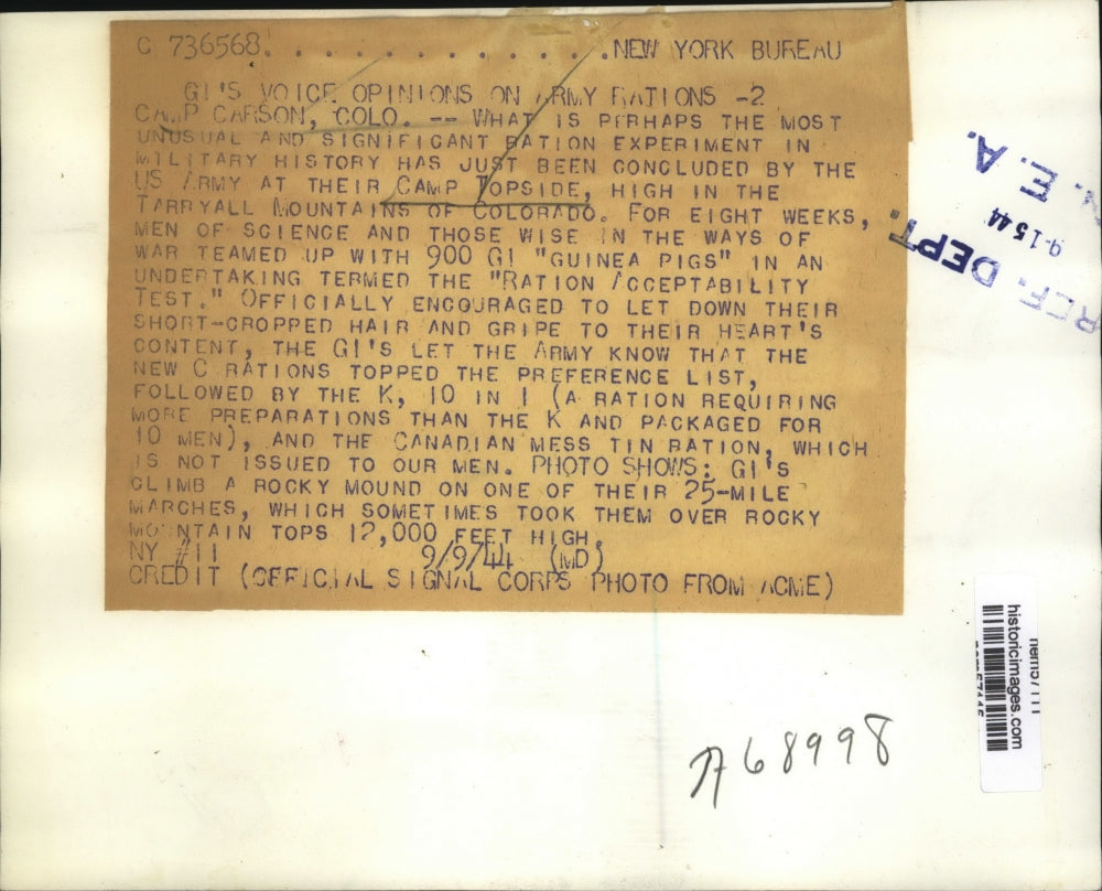 1944 Press Photo American Soldiers on top of the rocky mount during training