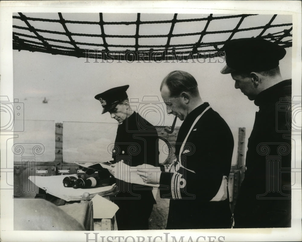1941 Press Photo British Captain and his officers study their journey