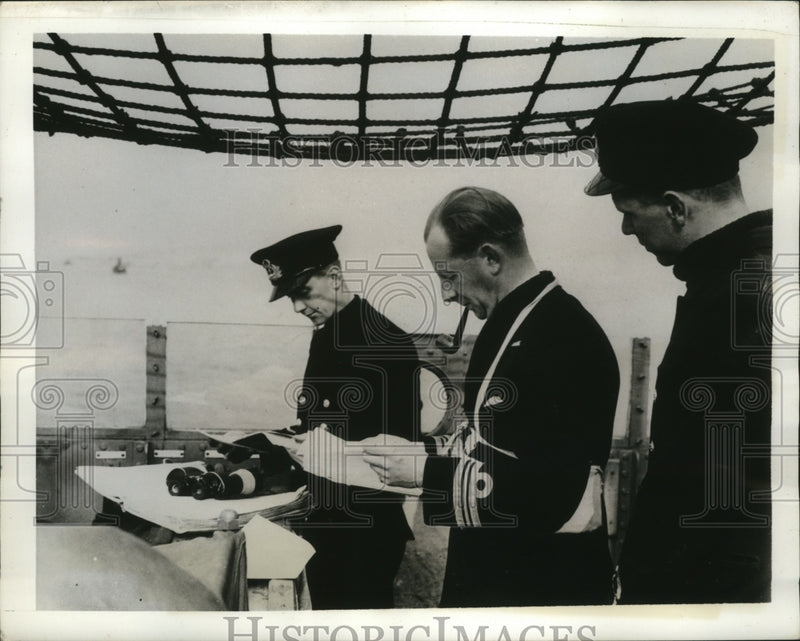 Load image into Gallery viewer, 1941 Press Photo British Captain and his officers study their journey
