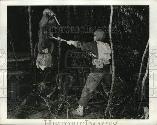 1943 Press Photo Soldier stabs Japanese dummy with bayonet during training