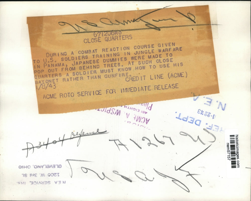 1943 Press Photo Soldier stabs Japanese dummy with bayonet during training