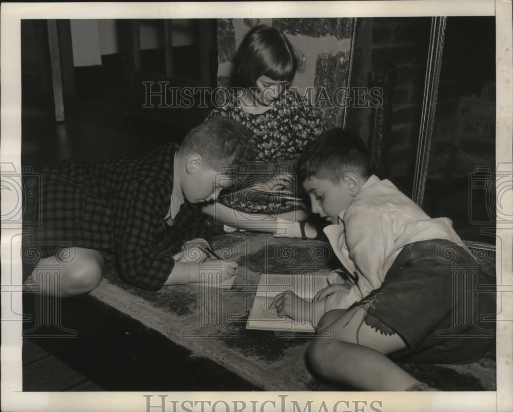 1939 Press Photo Children Refugees learn English Lesson - nem57211- Historic Images