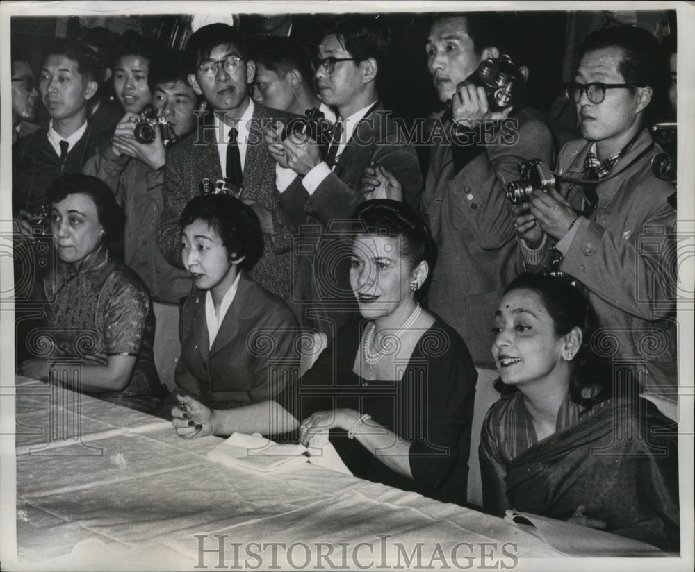 1958 Press Photo Japanese baby race judges and cameramen at diaper race