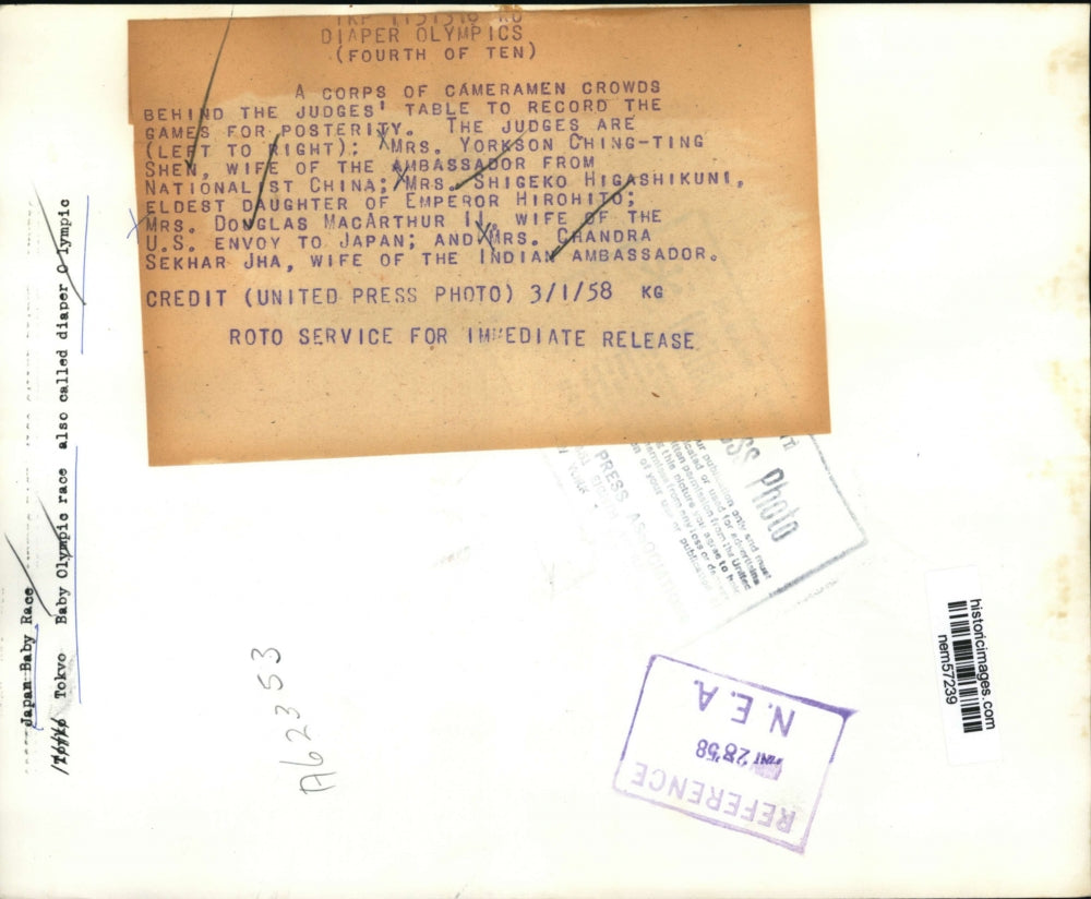 1958 Press Photo Japanese baby race judges and cameramen at diaper race