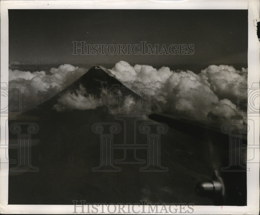 1947 Press Photo Tip of Myan Volcano in Luzon lifts above the clouds - nem57285