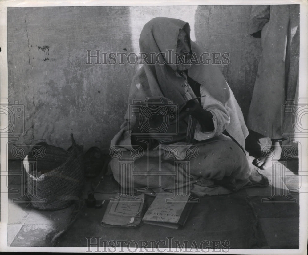 1955 Press Photo Men in Tripoli fill out form for Illiterate Arab Populace