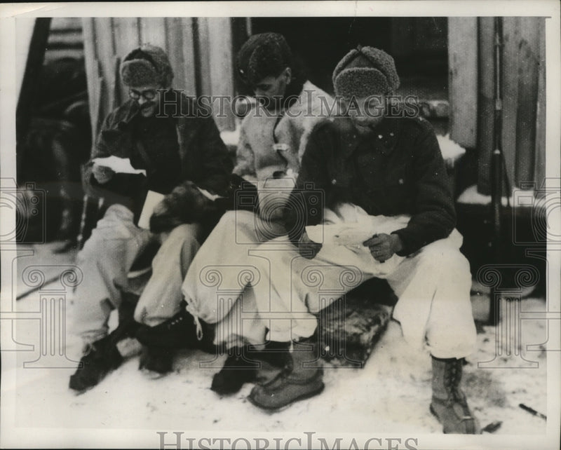 Load image into Gallery viewer, 1940 Press Photo Finnish Regimental Commander and aides read letters from home
