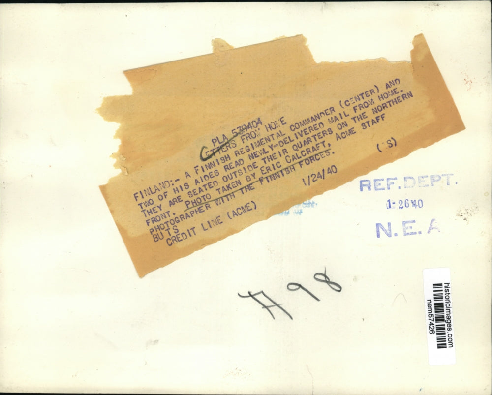 1940 Press Photo Finnish Regimental Commander and aides read letters from home