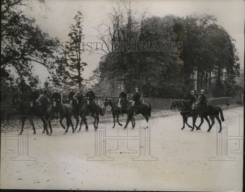 Load image into Gallery viewer, 1936 Press Photo Mounted troops ride into Brussels to deal with rioters
