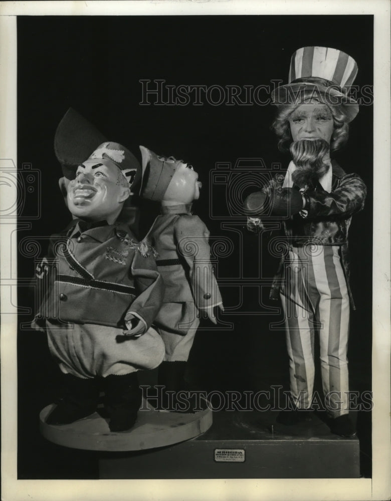 1942 Press Photo Puppets showing American swinging around to land Hirohito- Historic Images